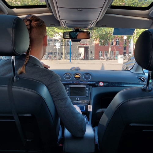 Interieur van de taxi van Budget Taxi Groningen met panorama-dak