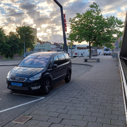 Taxi bij station Groningen in de avondschemer