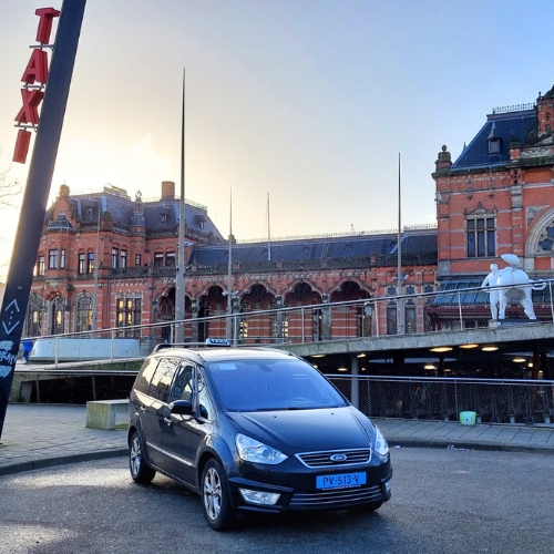 Taxi bij station Groningen in de ochtendzon